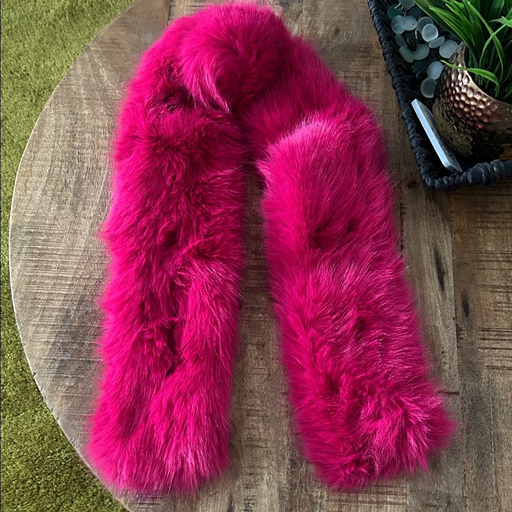 Luxurious Pink Faux Fur Scarf - Picture 3 of 3